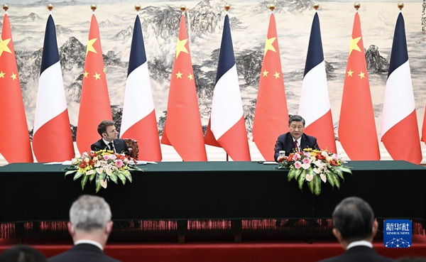 习近平同法国总统马克龙共同会见记者1_缩小大小.jpg